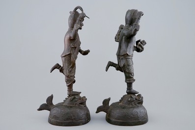 Une paire de sujets mythologiques en bronze, Chine, Dynastie Ming