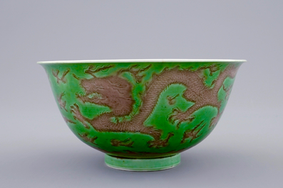 Een Chinese drakenkom met decor in groen en aubergine, Kangxi merk en periode