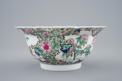 Een fijne Chinese famille rose kom met eenden, Yongzheng, 1723-1735