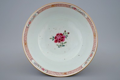 Een Chinese famille rose kom met landschapsdecor, Yongzheng, 1723-1735