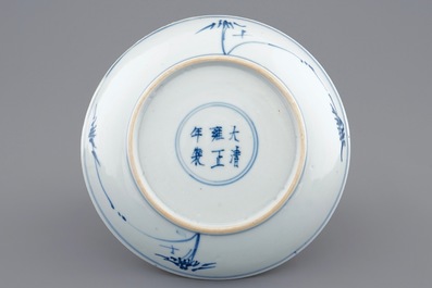 Une assiette en porcelaine de Chine bleu et blanc &agrave; d&eacute;cor de prunus, marque et p&eacute;riode de Yongzheng