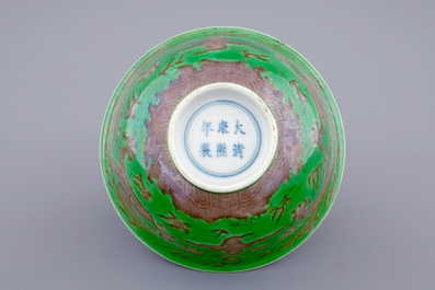 Een Chinese drakenkom met decor in groen en aubergine, Kangxi merk en periode