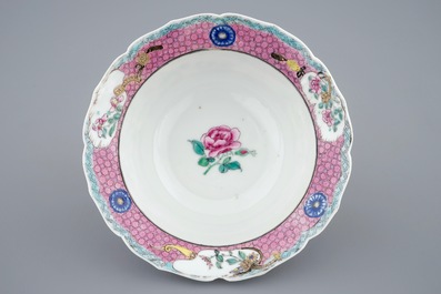 Een fijne Chinese famille rose kom met eenden, Yongzheng, 1723-1735