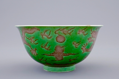 Een Chinese drakenkom met decor in groen en aubergine, Kangxi merk en periode
