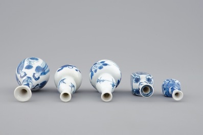 Un lot de 5 vases miniatures en porcelaine de Chine bleu et blanc, Kangxi