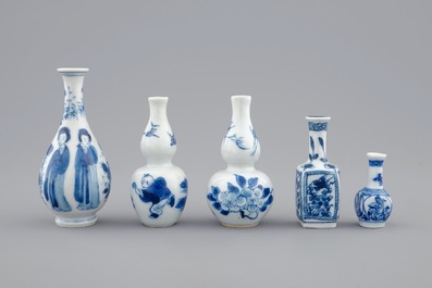 Un lot de 5 vases miniatures en porcelaine de Chine bleu et blanc, Kangxi