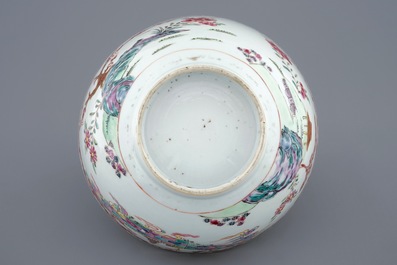 Een Chinese famille rose kom met landschapsdecor, Yongzheng, 1723-1735