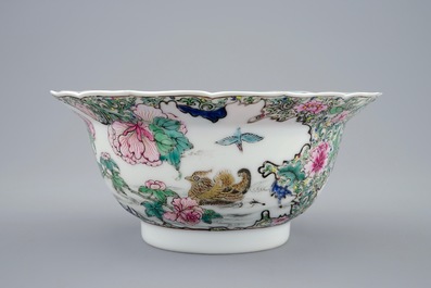 Een fijne Chinese famille rose kom met eenden, Yongzheng, 1723-1735