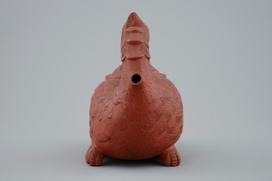Une th&eacute;i&egrave;re et son couvercle en gr&egrave;s de Yixing en forme de ph&eacute;nix ou feng huang, Chine, 17/19&egrave;me