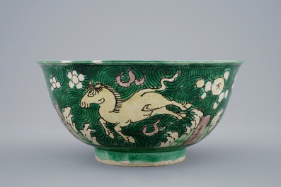 Un bol en biscuit famille verte aux chevaux, Kangxi