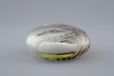 Une tabati&egrave;re en verre peint &agrave; l'int&eacute;rieur, Chine, 20&egrave;me