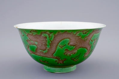 Een Chinese drakenkom met decor in groen en aubergine, Kangxi merk en periode