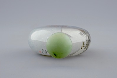 Une tabati&egrave;re en verre peint &agrave; l'int&eacute;rieur, Chine, 20&egrave;me