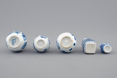 Un lot de 5 vases miniatures en porcelaine de Chine bleu et blanc, Kangxi