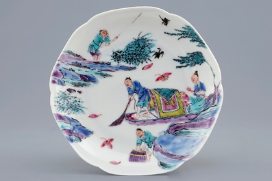 Een Chinese famille rose kop en schotel met decor van de visvangst, Yongzheng, 1723-1735