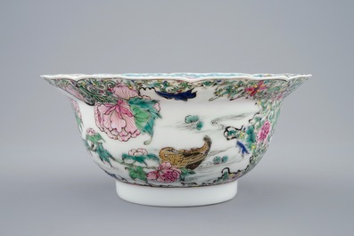Een fijne Chinese famille rose kom met eenden, Yongzheng, 1723-1735