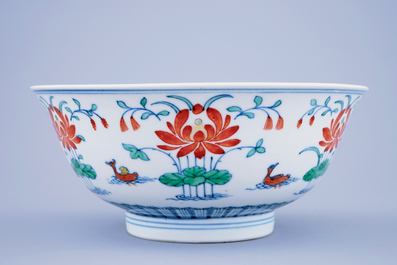 Un bol en porcelaine de Chine doucai aux canards mandarins, marque et prob. &eacute;poque de Qianlong