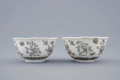 Une paire de tasses et soucoupes en porcelaine de Chine grisaille et dor&eacute; aux insectes parmis fleurs, Yongzheng, 1723-1735