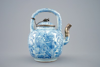 Une th&eacute;i&egrave;re en porcelaine de Chine bleu et blanc mont&eacute;e en argent, Ming, Wanli, 1573-1619