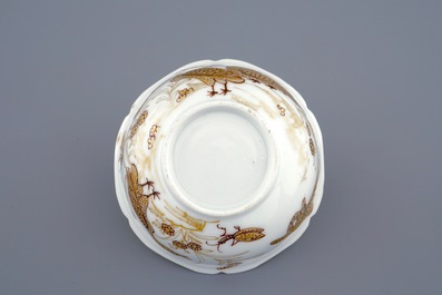 Een Chinese kop en schotel met verguld decor van eenden en insecten, Yongzheng, 1723-1735