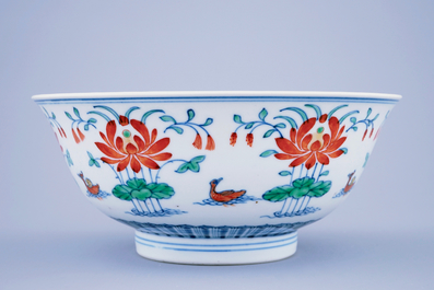 Un bol en porcelaine de Chine doucai aux canards mandarins, marque et prob. &eacute;poque de Qianlong