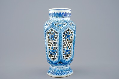 Een Chinese blauw-witte dubbelwandige opengewerkte vaas, Transitie periode, 1620-1683