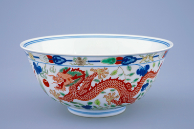 Un bol au dragon et ph&eacute;nix en porcelaine de Chine wucai, marque et p&eacute;riode de Daoguang