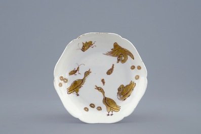 Een Chinese kop en schotel met verguld decor van eenden en insecten, Yongzheng, 1723-1735