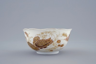Une tasse et soucoupe en porcelaine de Chine &agrave; d&eacute;cor dor&eacute; de canards et insectes, Yongzheng, 1723-1735