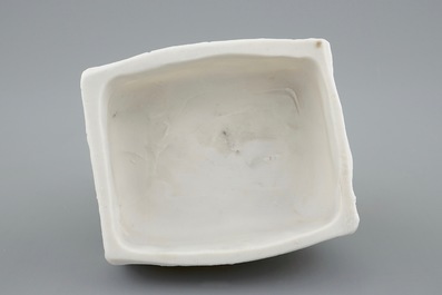 Un porte-encens en porcelaine blanc de Chine en forme de lion bouddhiste, 18/19&egrave;me