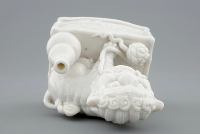 Un porte-encens en porcelaine blanc de Chine en forme de lion bouddhiste, 18/19&egrave;me