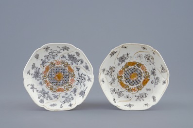 Une paire de tasses et soucoupes en porcelaine de Chine grisaille et dor&eacute; aux insectes parmis fleurs, Yongzheng, 1723-1735