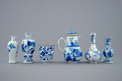 Un lot de 6 pi&egrave;ces en porcelaine de Chine bleu et blanc, Kangxi