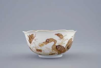 Une tasse et soucoupe en porcelaine de Chine &agrave; d&eacute;cor dor&eacute; de canards et insectes, Yongzheng, 1723-1735