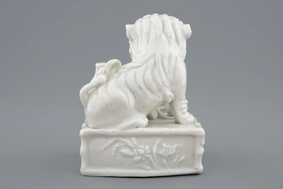 Un porte-encens en porcelaine blanc de Chine en forme de lion bouddhiste, 18/19&egrave;me