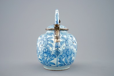 Une th&eacute;i&egrave;re en porcelaine de Chine bleu et blanc mont&eacute;e en argent, Ming, Wanli, 1573-1619