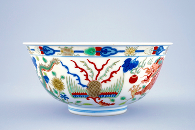 Un bol au dragon et ph&eacute;nix en porcelaine de Chine wucai, marque et p&eacute;riode de Daoguang
