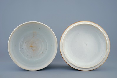 Un pot couvert en porcelaine de Chine bleu et blanc, Kangxi