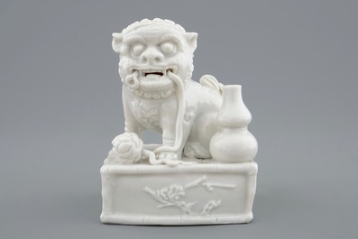 Un porte-encens en porcelaine blanc de Chine en forme de lion bouddhiste, 18/19&egrave;me