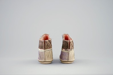 Une paire de chaussures chinoises, 19/20&egrave;me