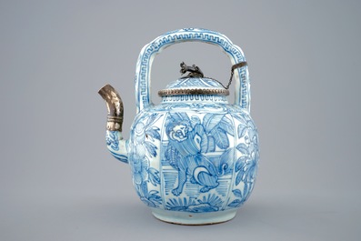 Une th&eacute;i&egrave;re en porcelaine de Chine bleu et blanc mont&eacute;e en argent, Ming, Wanli, 1573-1619