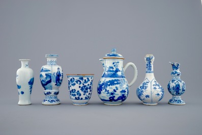 Un lot de 6 pi&egrave;ces en porcelaine de Chine bleu et blanc, Kangxi