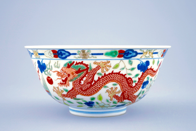 Un bol au dragon et ph&eacute;nix en porcelaine de Chine wucai, marque et p&eacute;riode de Daoguang