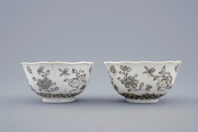 Une paire de tasses et soucoupes en porcelaine de Chine grisaille et dor&eacute; aux insectes parmis fleurs, Yongzheng, 1723-1735