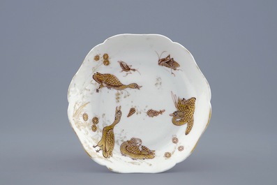 Une tasse et soucoupe en porcelaine de Chine &agrave; d&eacute;cor dor&eacute; de canards et insectes, Yongzheng, 1723-1735