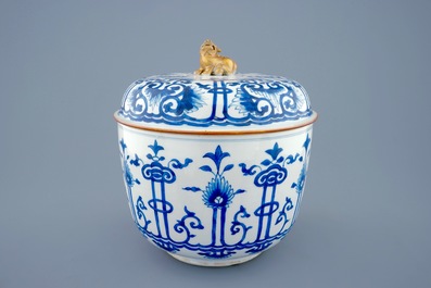 Un pot couvert en porcelaine de Chine bleu et blanc, Kangxi