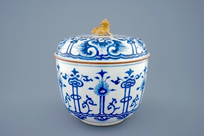 Un pot couvert en porcelaine de Chine bleu et blanc, Kangxi