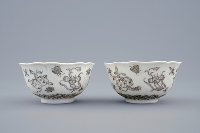 Une paire de tasses et soucoupes en porcelaine de Chine grisaille et dor&eacute; aux insectes parmis fleurs, Yongzheng, 1723-1735