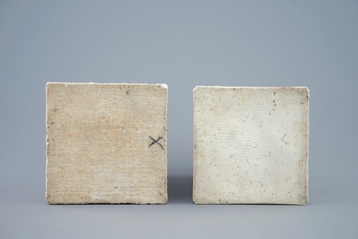 Een paar vierkante Chinese famille rose theebussen met deksels, Yongzheng, 1723-1735