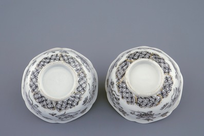Une paire de tasses et soucoupes en porcelaine de Chine grisaille et dor&eacute; aux insectes parmis fleurs, Yongzheng, 1723-1735